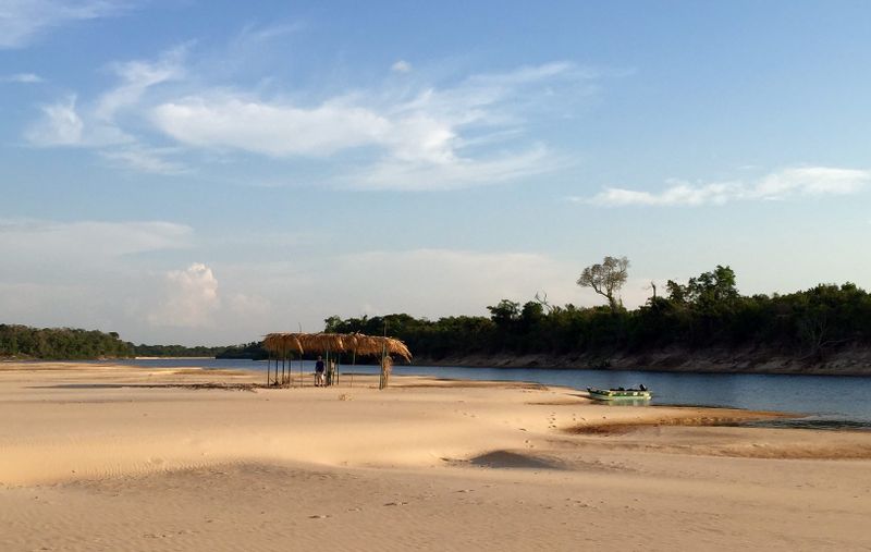 Arquivo:Cantão - praia com barco .jpg