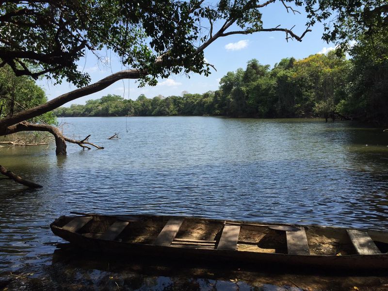 Arquivo:Cantão - rio com canoa.jpg