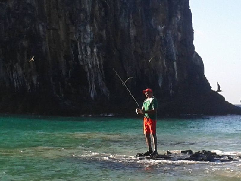 Arquivo:O velho pescador em noronha.jpg